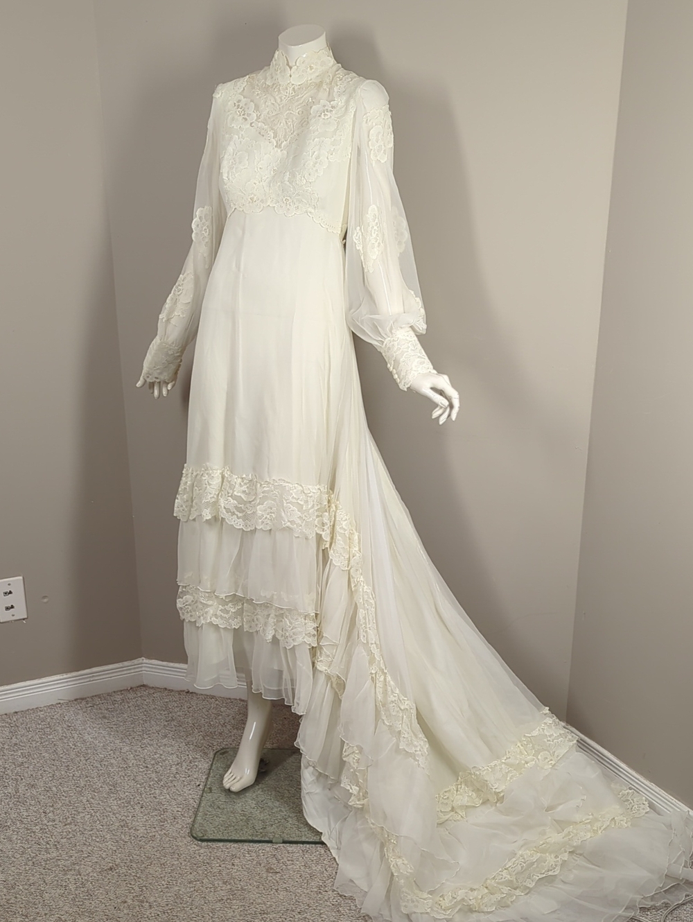 Vintage Ivory Lace Long-Sleeve Wedding Dress with Train